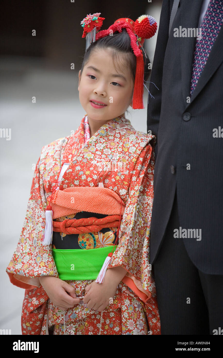 Niña en kimono con el padre- El Santuario Meiji en Tokio Foto de stock