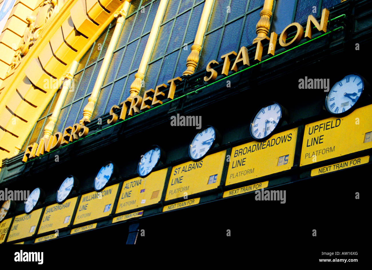 La entrada principal al casco de la estación de tren de Flinders Street en Melbourne, Australia. Foto de stock