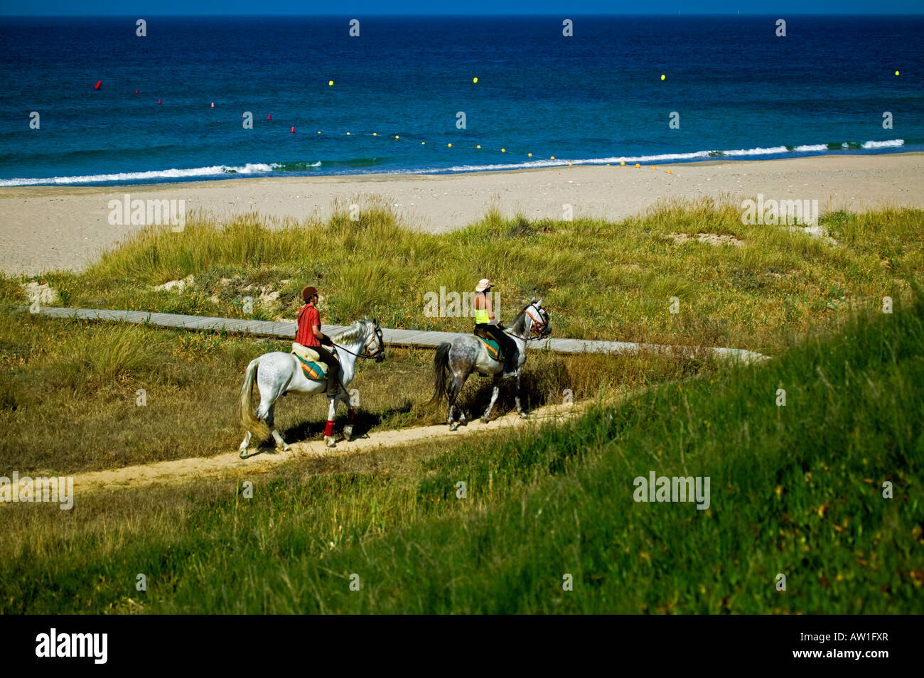 Dos jinetes poni, playa de Tarifa, en el sur de España, Europa Foto de stock