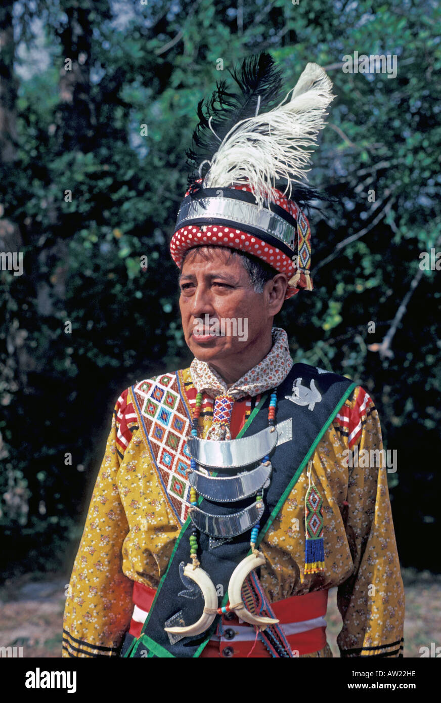 Hombre Indígena Seminole de Florida en la vestimenta tradicional