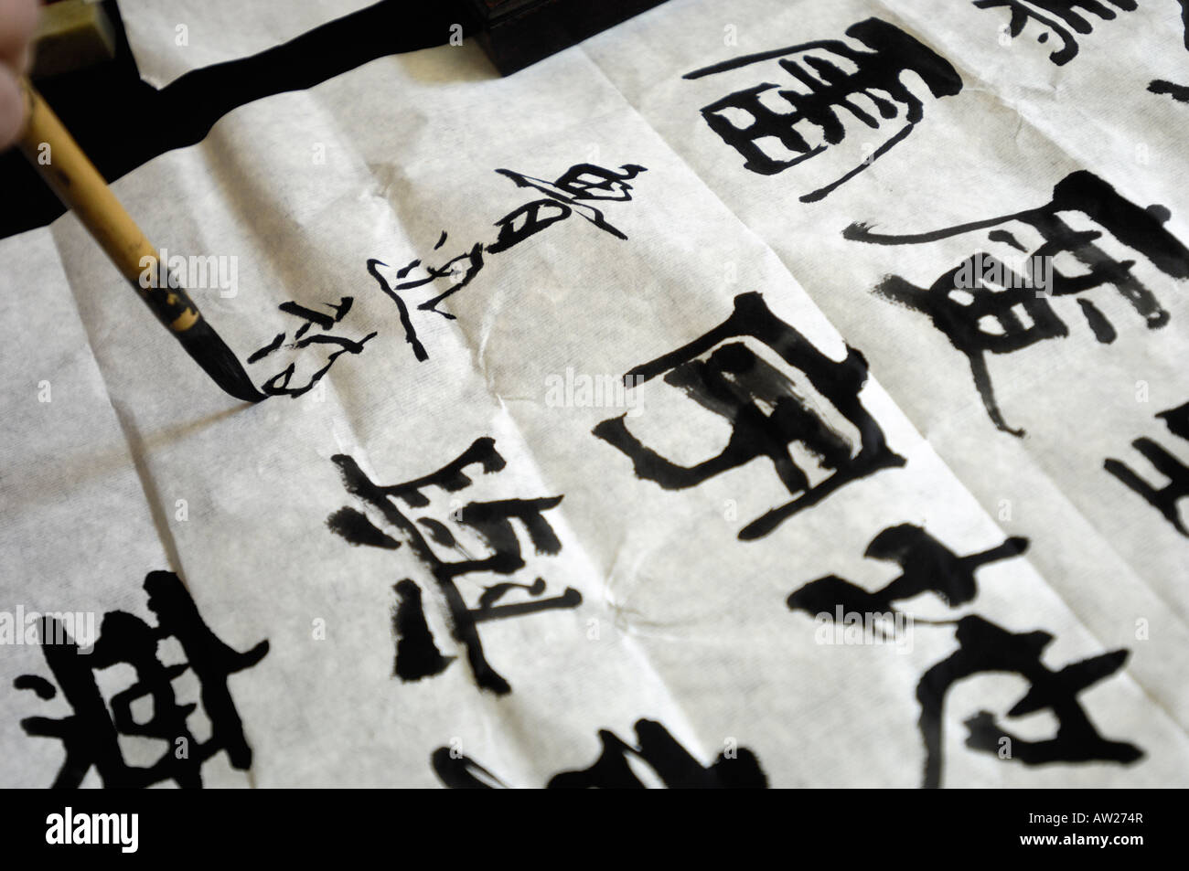 Un experto en el arte de la caligrafía la escritura con escritura china Beijing Liulichang cepillo en China. 03-Mar-2008 Foto de stock