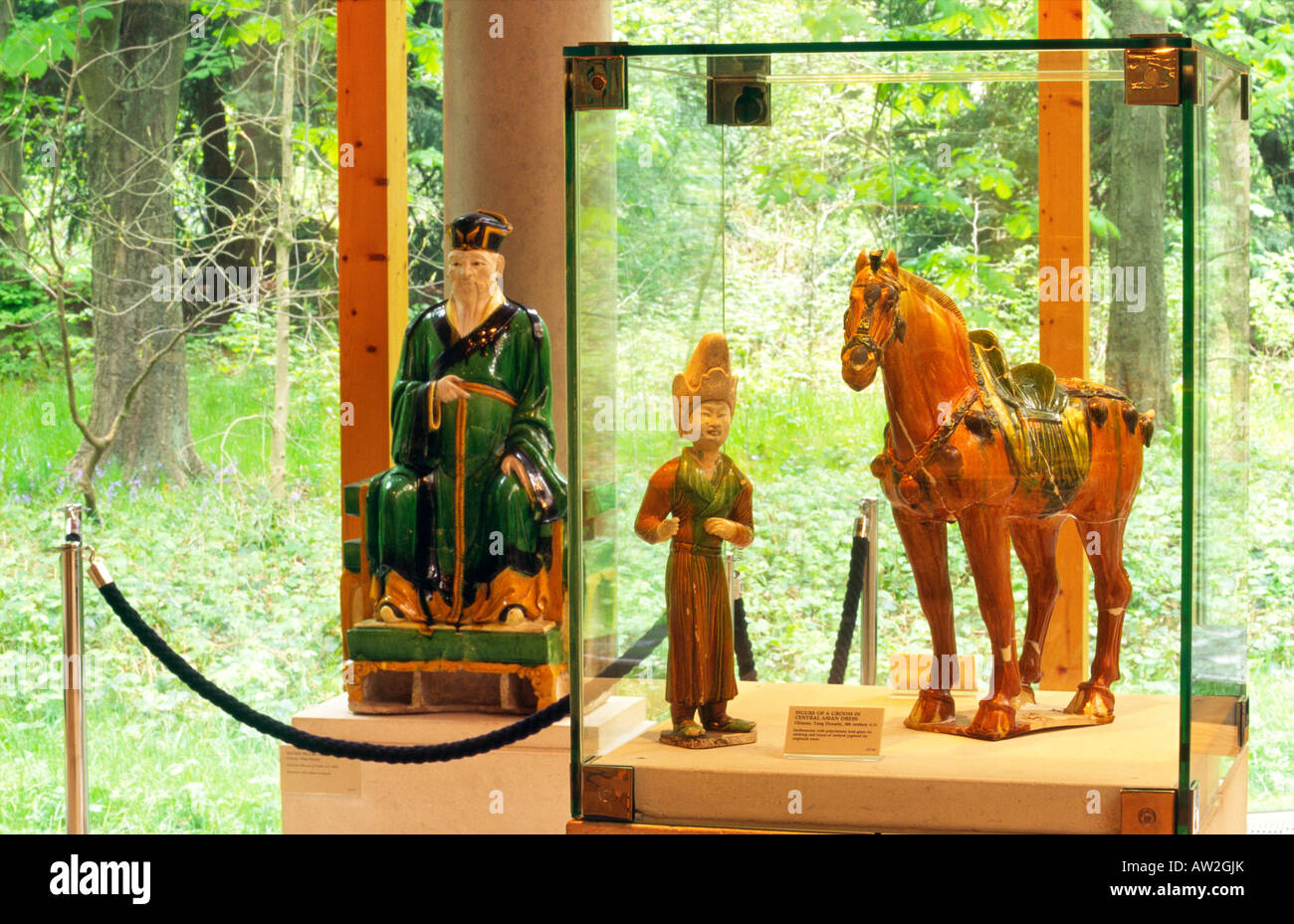 Burrell Collection Galería de exposición de arte, Glasgow, Escocia. Antigüedades chinas. El novio y el caballo de la dinastía Tang 8C. Foto de stock