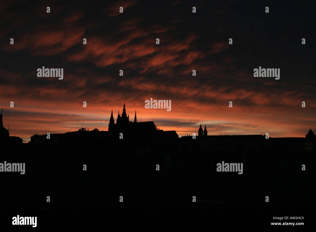 Puesta de sol sobre el Castillo de Praga y la Catedral de San Vito, visto desde el Puente de Carlos. Foto de stock