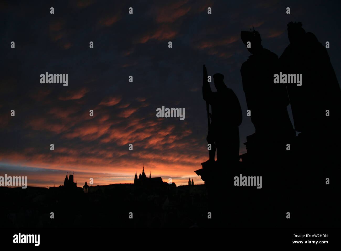 Puesta de sol sobre el Castillo de Praga y la Catedral de San Vito, visto desde el Puente de Carlos. Foto de stock