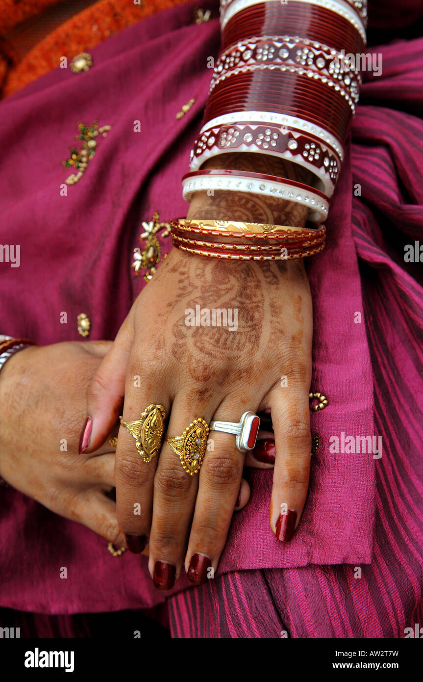 Manos De Una Mujer India Adornada Con Bisutería En Pushkar, La India Foto  de archivo - Imagen de estilo, mano: 133899610