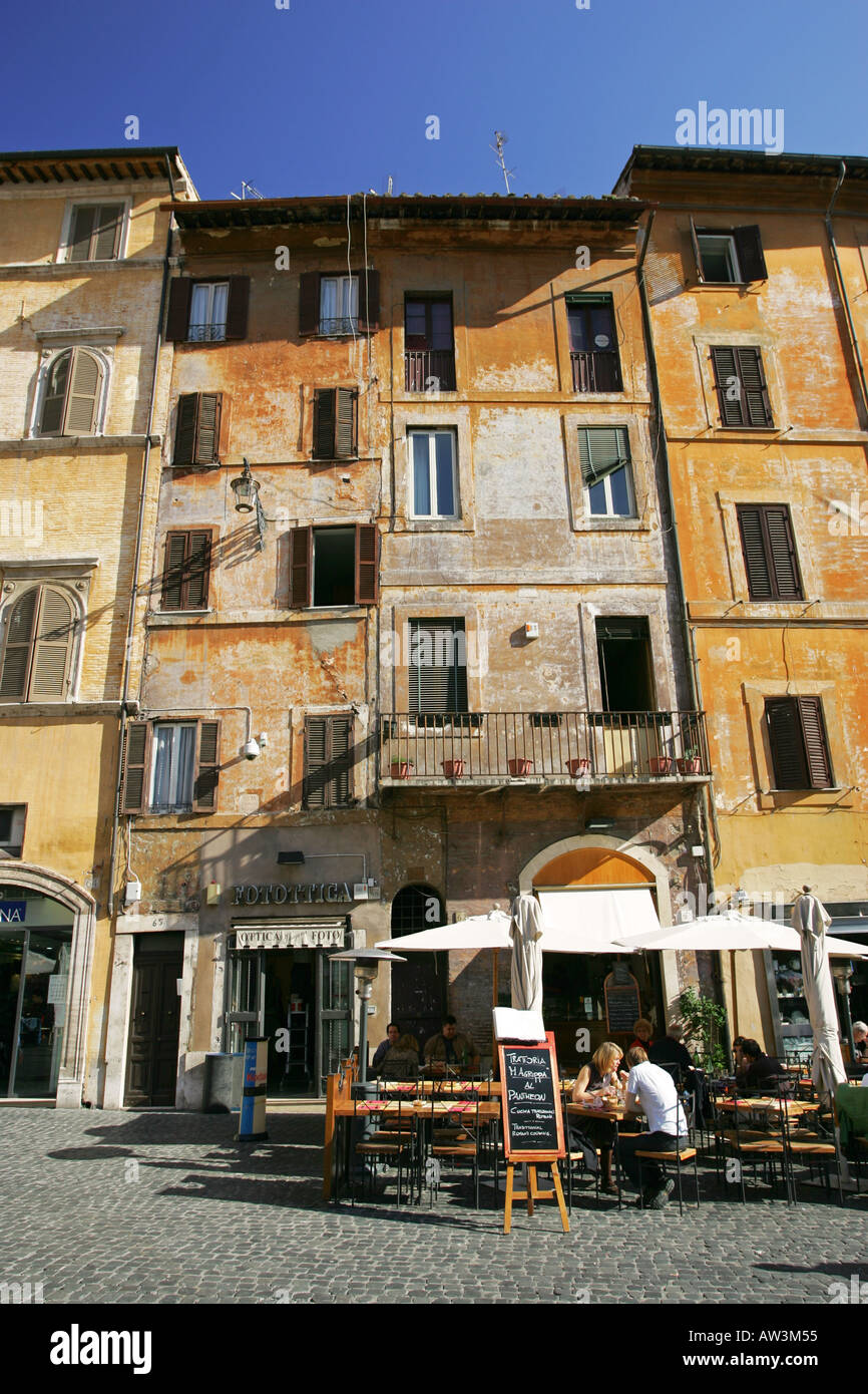 Típicas casas pintadas de colores pasteles luminosos y restaurantes