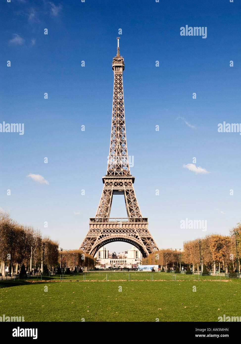 París, la Torre Eiffel y el Parc du Champ de Mars en otoño Foto de stock