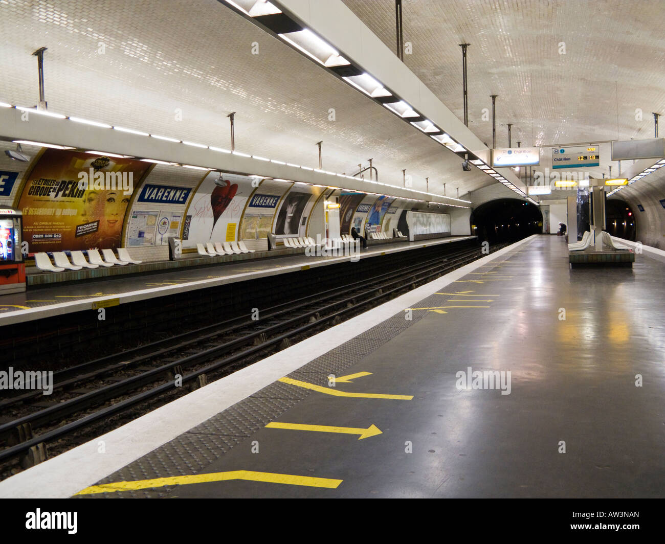 Metro de París en la Varenne, en París, Francia, Europa Foto de stock