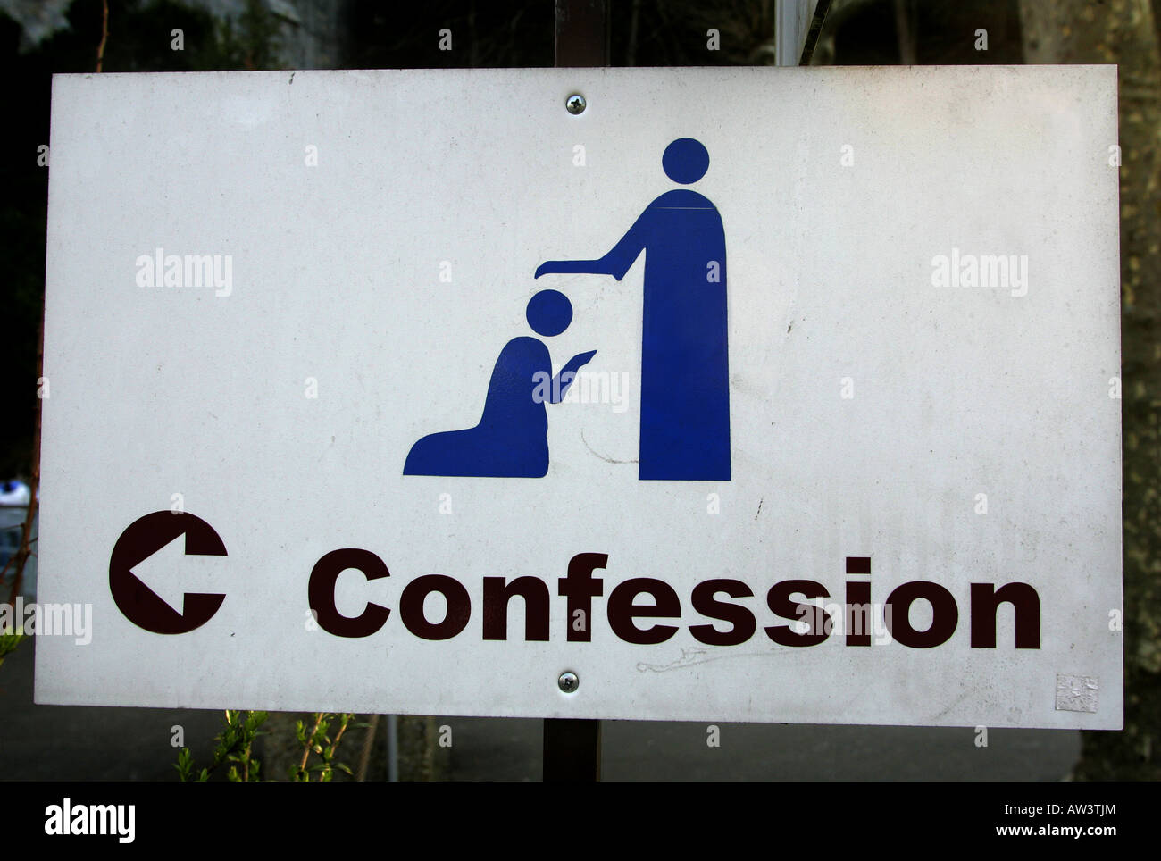 Confesión de signo en Lourdes en Francia. Foto de stock