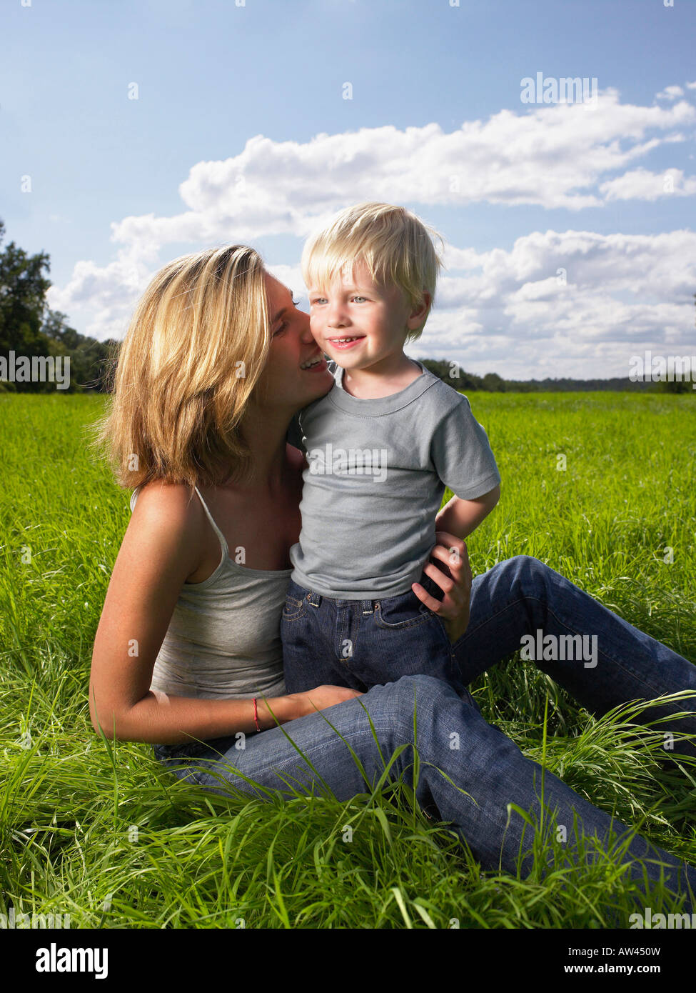 Madre e hijo jugando en un campo. Foto de stock