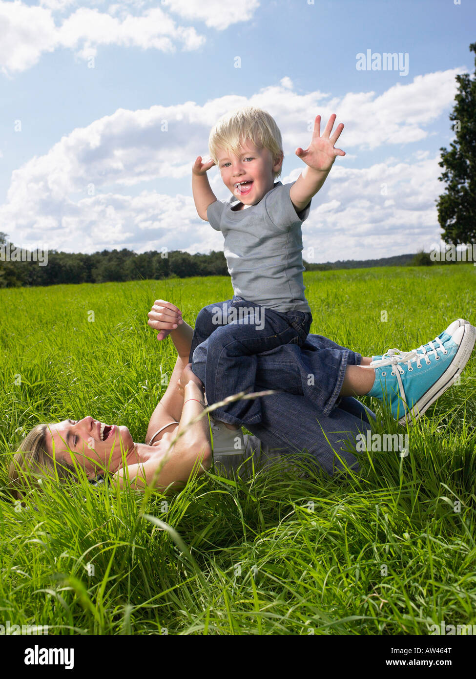 Madre e hijo jugando en un campo. Foto de stock