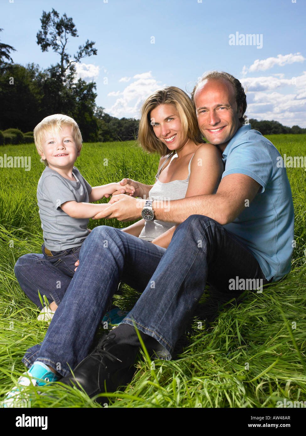Familia disfrutando de un buen momento en un campo. Foto de stock