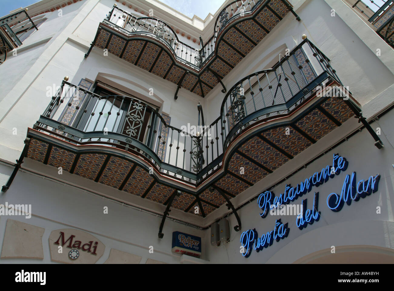 Nerja. Restaurante Puerta del Mar. casa antigua. Los balcones. La provincia  de Málaga. La Costa del Sol. España Fotografía de stock - Alamy