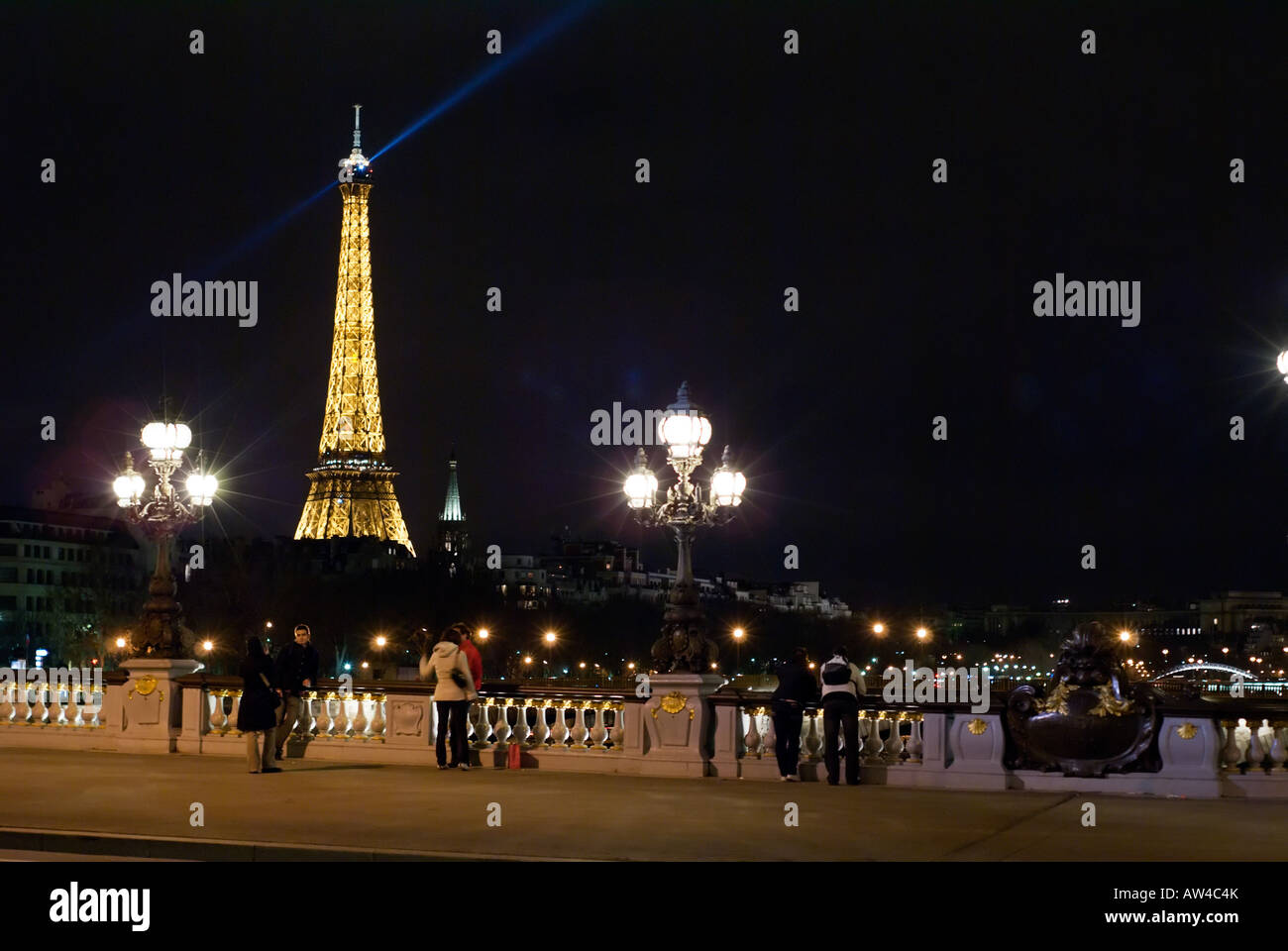 Torre Eiffel de noche visto desde el puente de Alexander Foto de stock