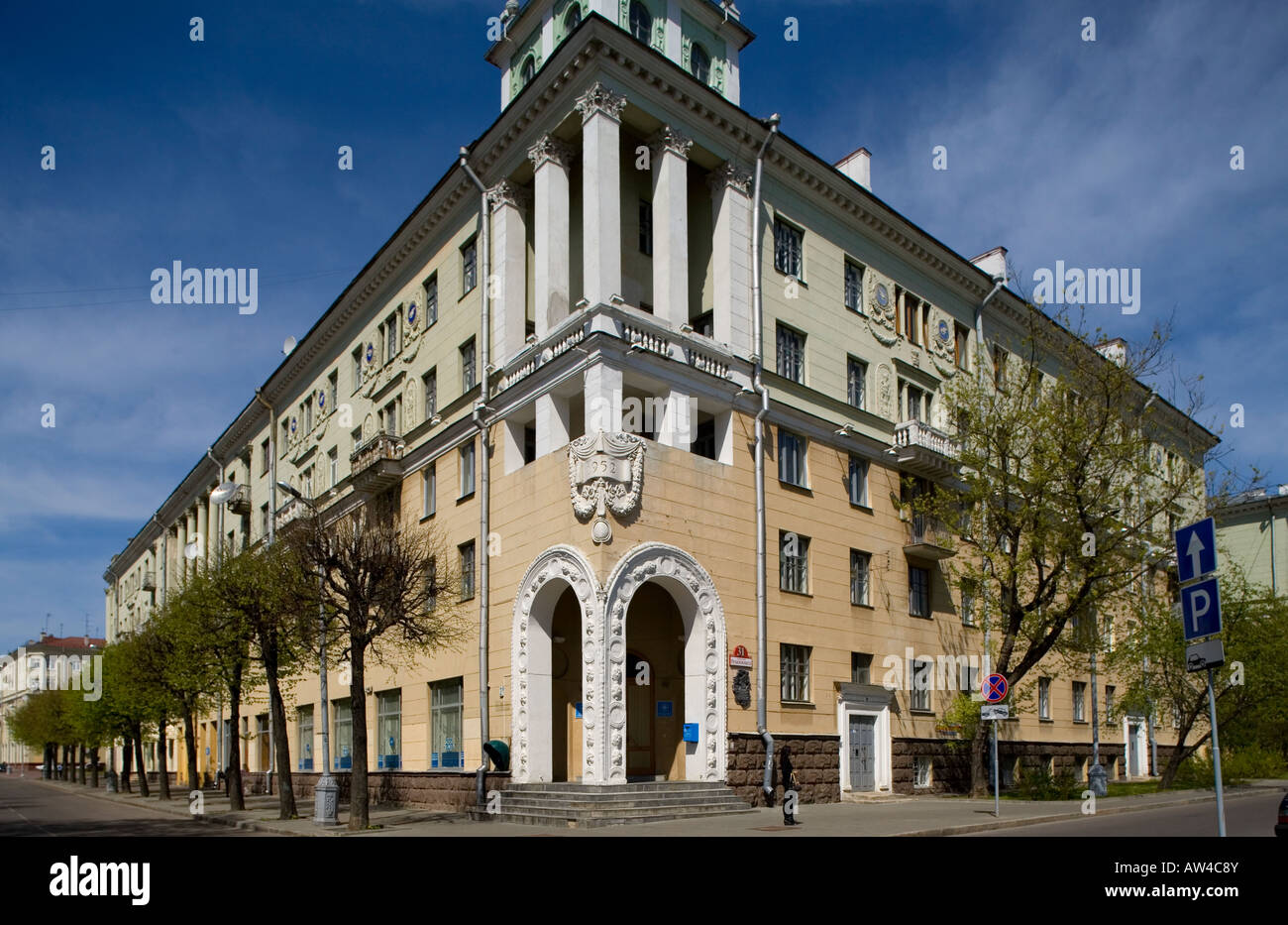 El bloque de apartamentos en la Plaza de la victoria en Minsk, Bielorrusia, donde Lee Harvey Oswald vivía cuando trató de defecto en 1960 Foto de stock