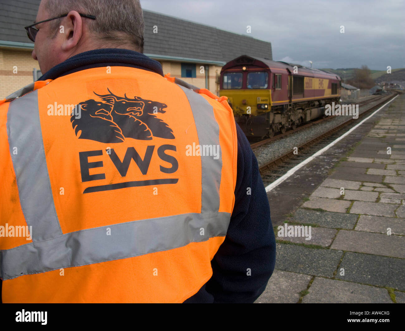 Inglés y galés ferrocarril escocés (EWS), ingeniero de la empresa vestidos de naranja brillante chaleco de alta visibilidad, aberystwyth station Foto de stock