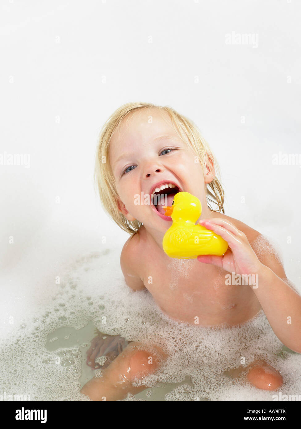 Niña tomando un baño amarillo pato. Foto de stock