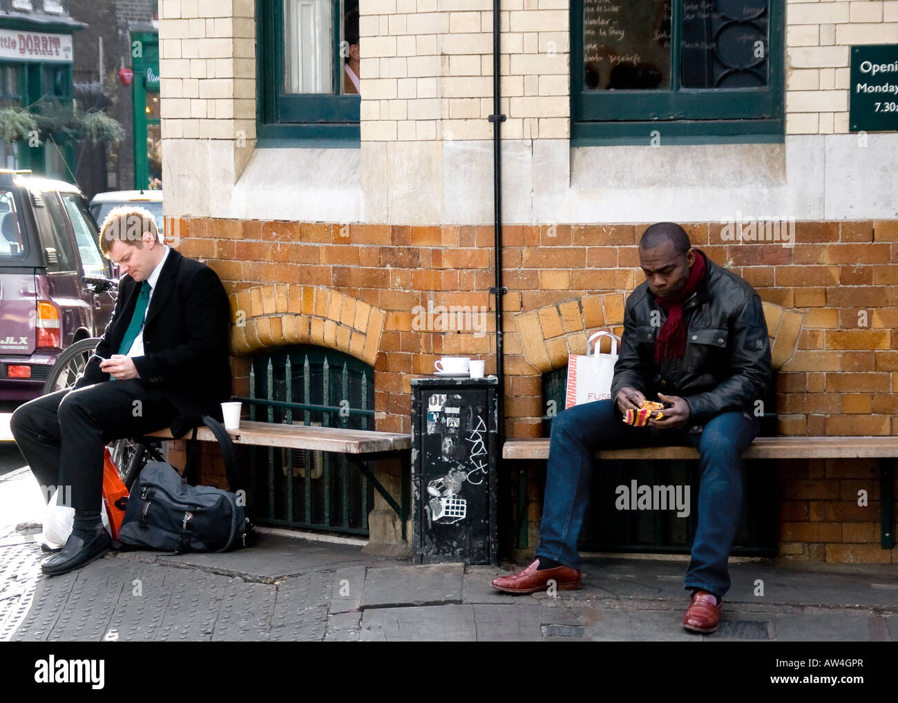 London candid shot de dos personas que tengan un descanso, una negra, una blanca Foto de stock