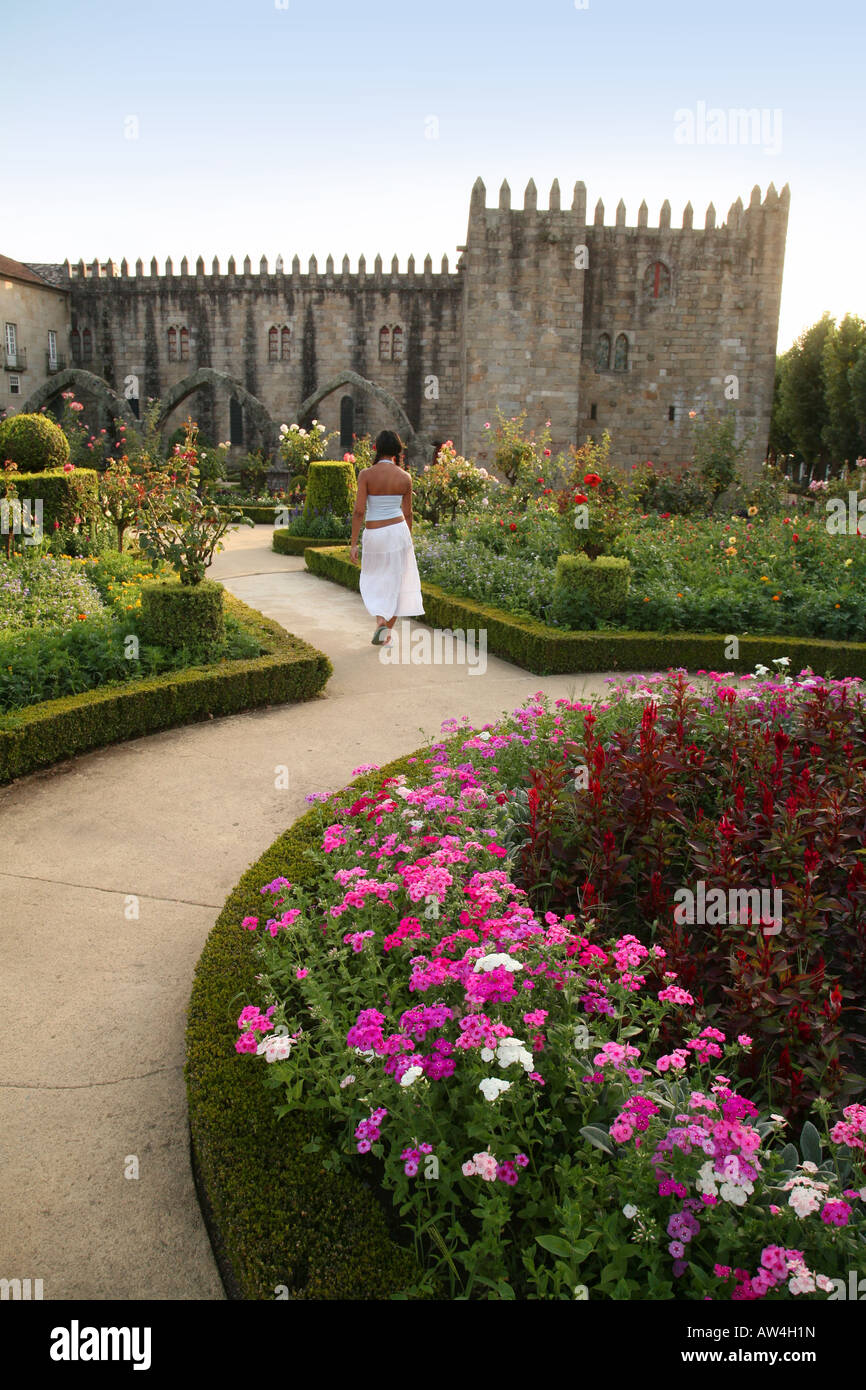 Una niña camina en la 'Santa Bárbara' Gardens, al norte de Portugal, Braga  Fotografía de stock - Alamy