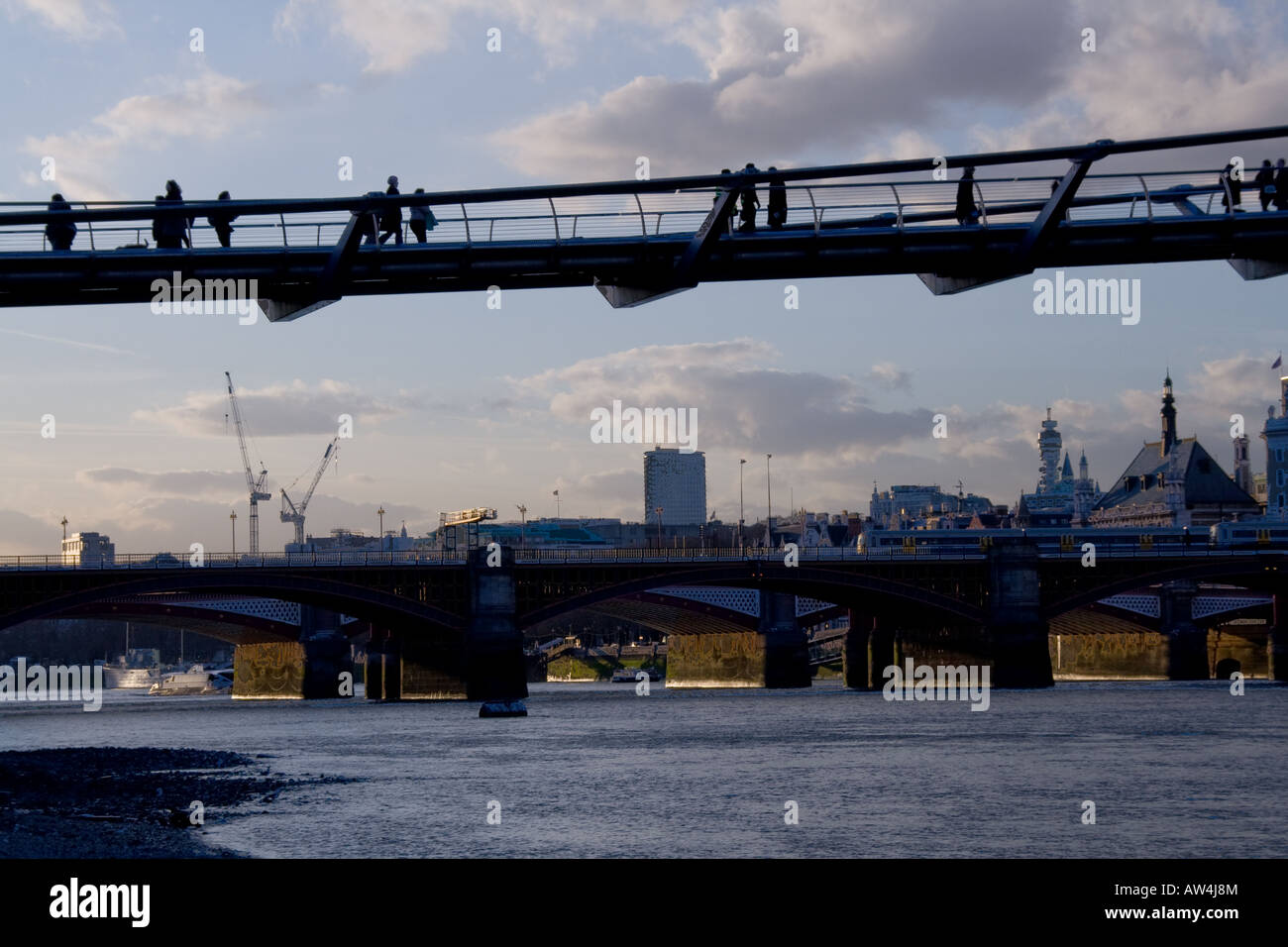 Millennium Bridge, el Támesis, Londres al atardecer con siluetas Foto de stock
