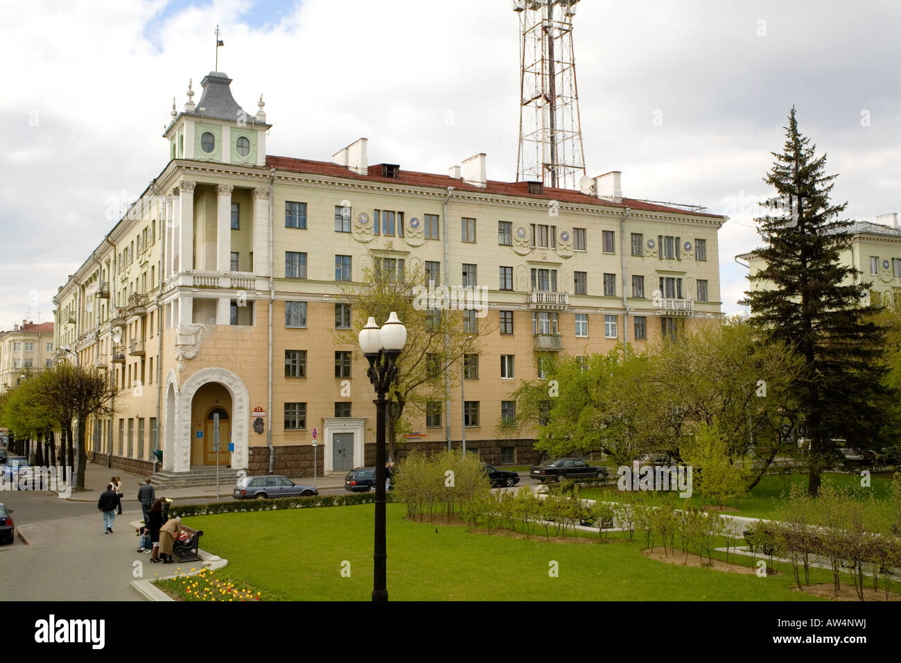 El bloque de apartamentos en la Plaza de la victoria en Minsk, Bielorrusia, donde Lee Harvey Oswald vivía cuando trató de defecto en 1960 Foto de stock