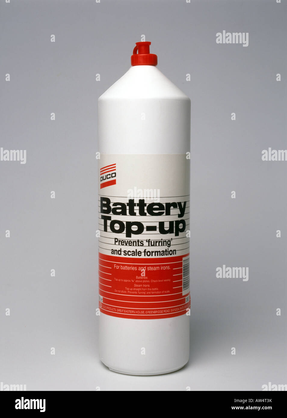 Rellenar con líquido para batería de coche de plomo ácido Fotografía de  stock - Alamy