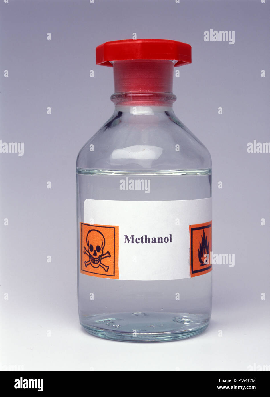 Botella de metanol con las etiquetas de peligro Foto de stock