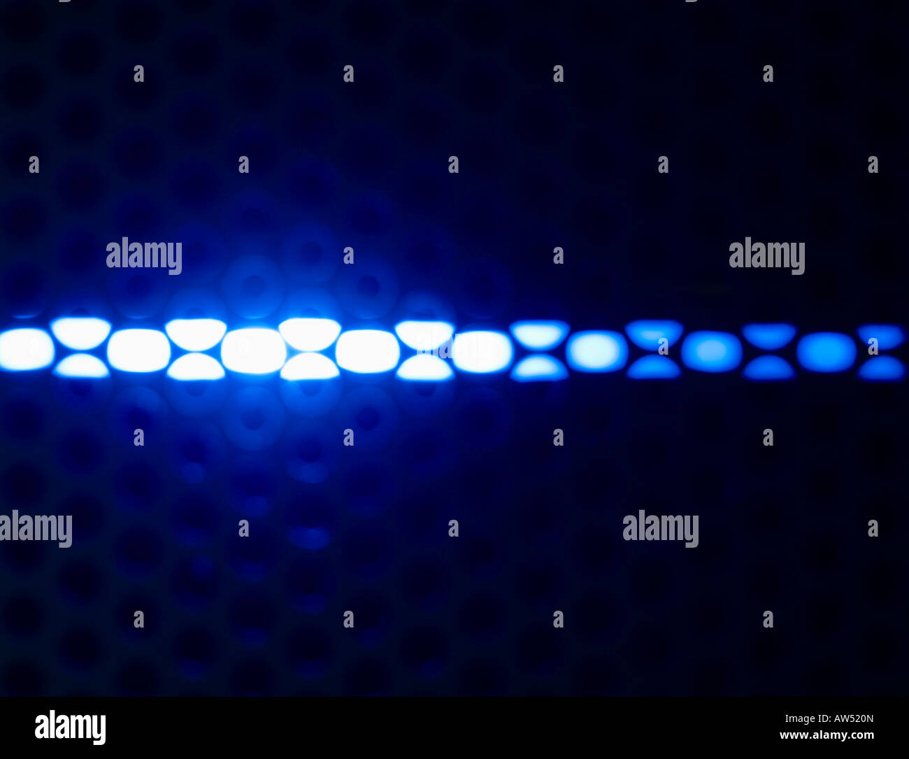 Imágenes de arte abstracto de gran tamaño de los archivos de una conmovedora lightsource detrás de una rejilla metálica Foto de stock