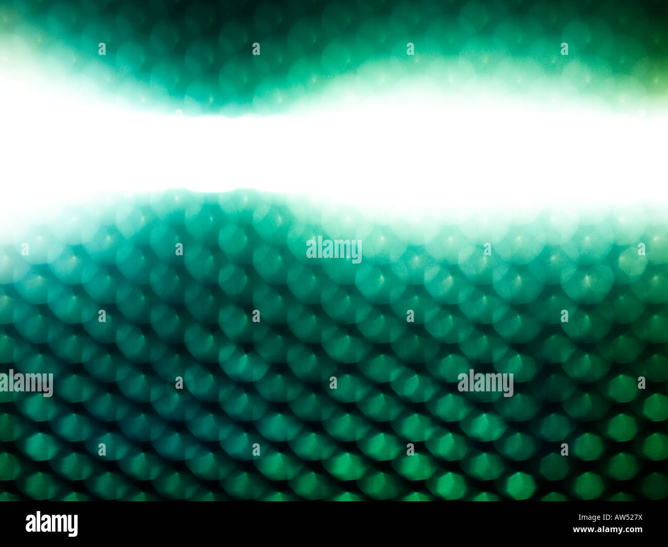 Imágenes de arte abstracto de gran tamaño de los archivos de una conmovedora lightsource detrás de una rejilla metálica Foto de stock