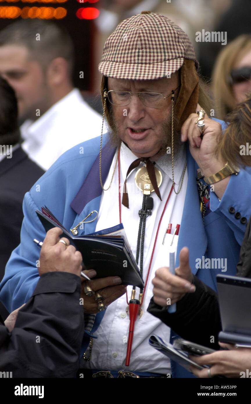 John McCririck (Big Mac) Canal 4 Horse Racing pundit Fotografía de stock -  Alamy