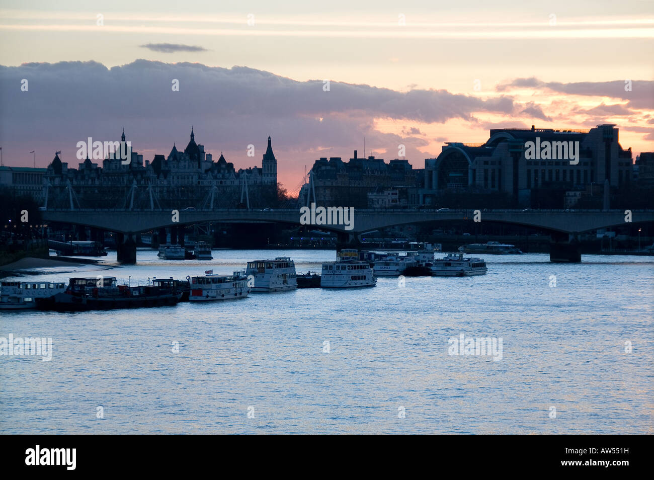Támesis, Londres al atardecer con siluetas Foto de stock