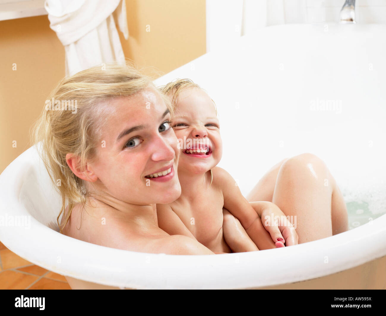 Madre e hija de tomar un baño. Foto de stock