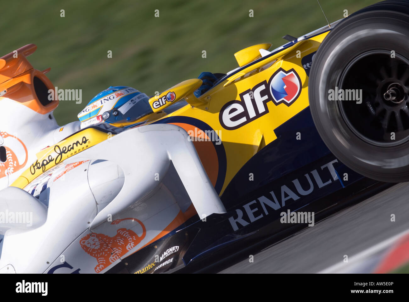 Fernando Alonso de Renault en el coche de carreras de Fórmula 1 en febrero  de 2008 Fotografía de stock - Alamy