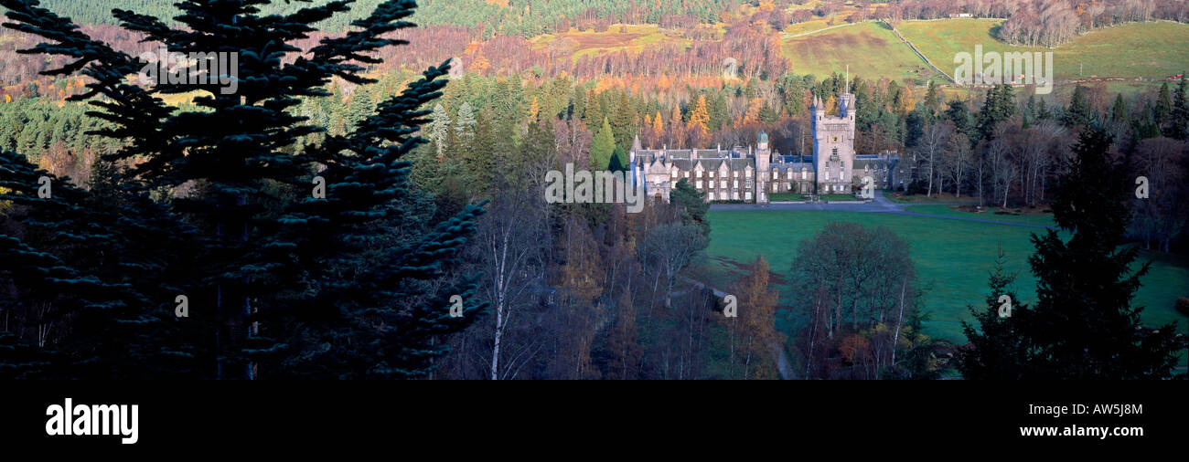 El castillo de Balmoral estate reinas de la residencia real de verano en Deeside, aberdeenshire, Escocia, Reino Unido. En otoño. Foto de stock