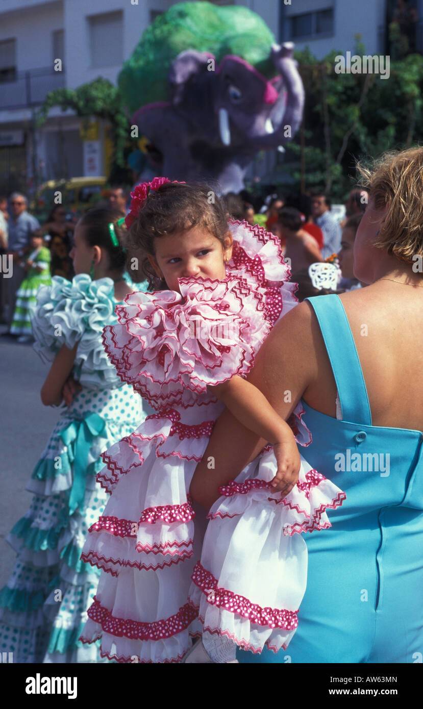 Niña vestidos para una fiesta en Baza, cerca de Granada, España Fotografía  de stock - Alamy