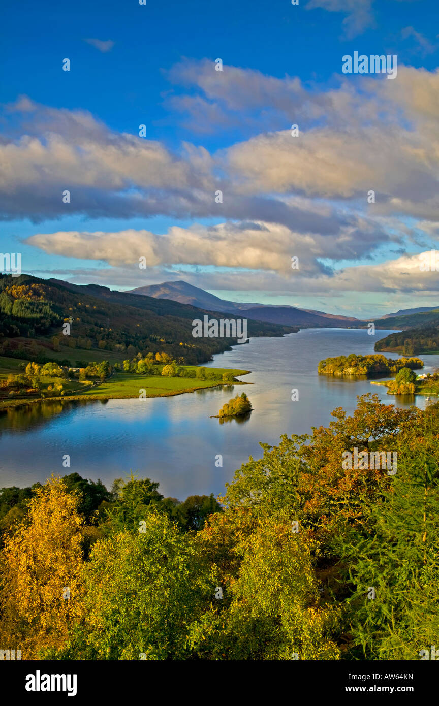Vista de Queens en otoño mirando sobre loch Tummel, Perthshire, Escocia, Reino Unido, Europa Foto de stock