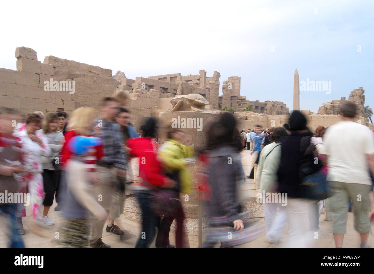 Hay turistas que caminan alrededor de la estatua de un Escarabajo Escarabajo de buena suerte para atraer la buena suerte 3 x 5 , x 7 x a casarse para niños, Karnac, Egipto Foto de stock