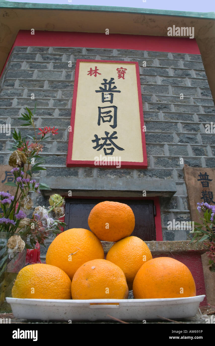 Ofreciendo, Po Lam Monasterio, Lantau, Hong Kong, República Popular de China. Foto de stock