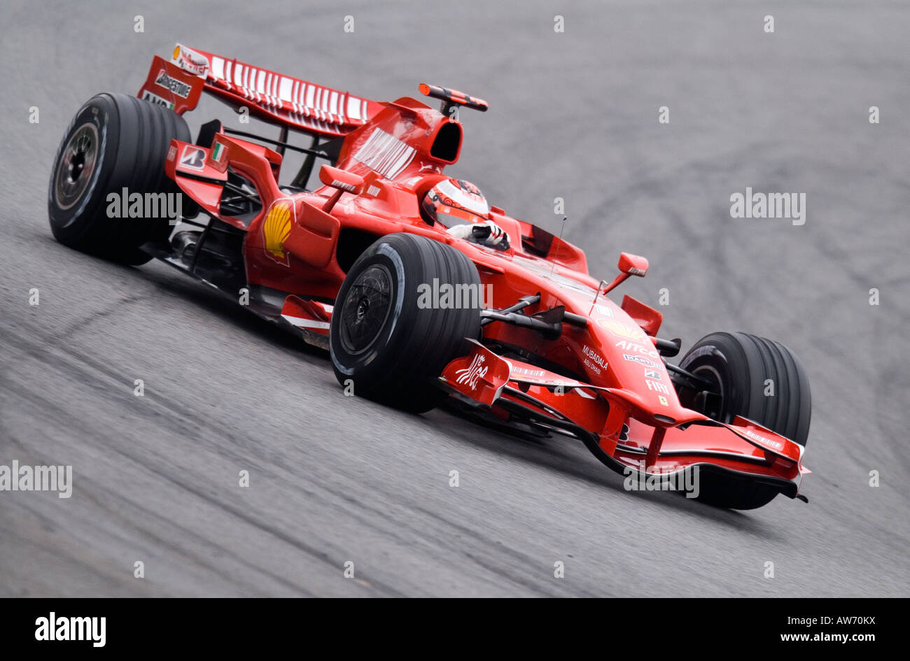 Kimi Raikkoenen FIN del Ferrari F2008 de carreras de Fórmula 1 durante sesiones de pruebas en el Circuit de Catalunya Foto de stock