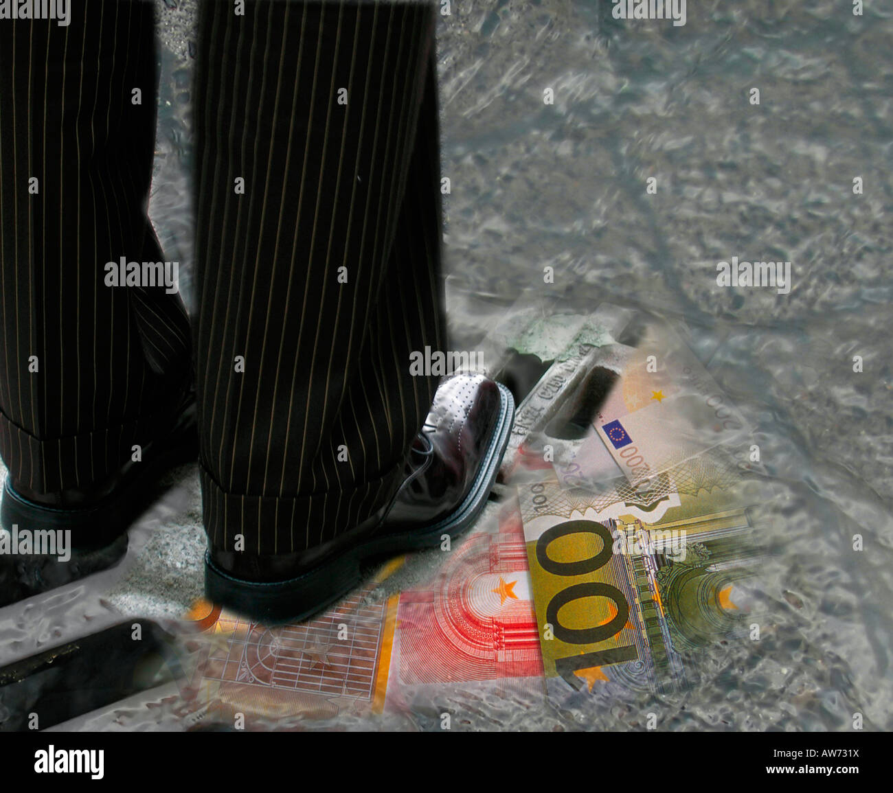 Las piernas del hombre de negocios banquero en traje de rayas, quedándose en  un barranco agua y dinero que fluye hacia la barranca símbolo de pérdida  Fotografía de stock - Alamy