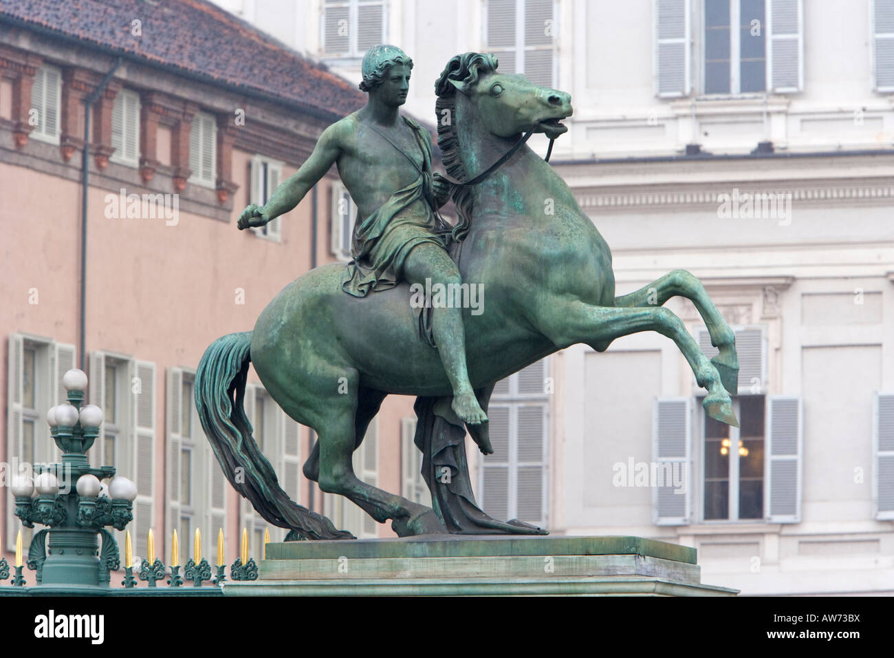 Estatuas de bronce fuera del Palazzo Reale Torino Piemonte Italia Foto de stock