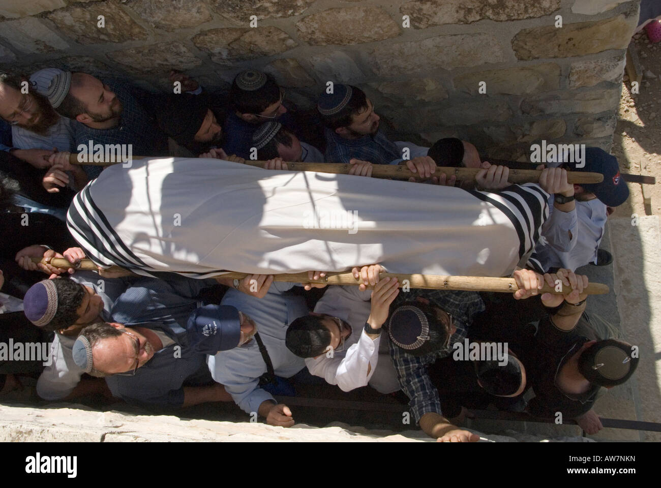 Funda de transporte de judíos ortodoxoscuerpo cubierto en un funeral Judío, Israel Fotografía