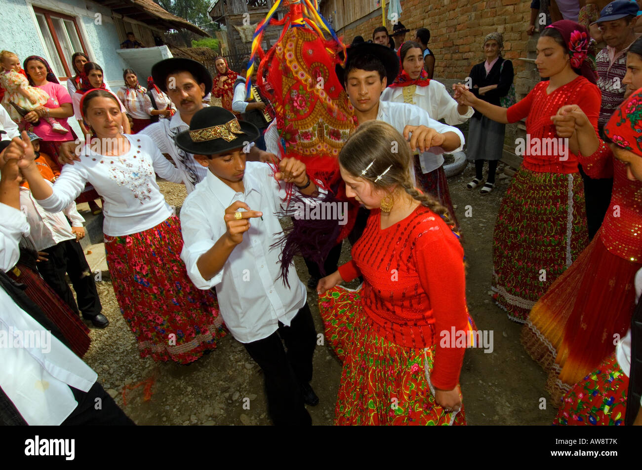 Europa Rumania Transilvania boda gitana adolescente danza para el novio y la novia rodeada de los invitados a la boda