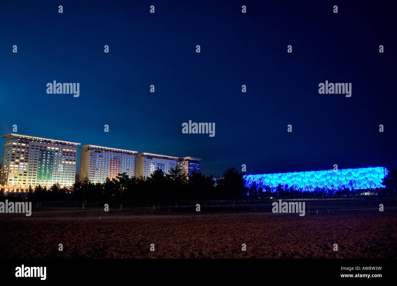 Una vista de noche del 'cubo de agua', la sede de las competiciones de natación olímpica en los Juegos Olímpicos de Pekín. Foto de stock