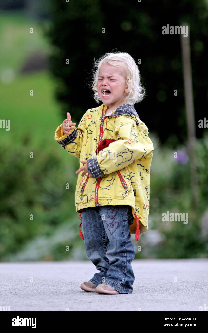 Pequeño niño llorando en la calle Fotografía de stock Alamy