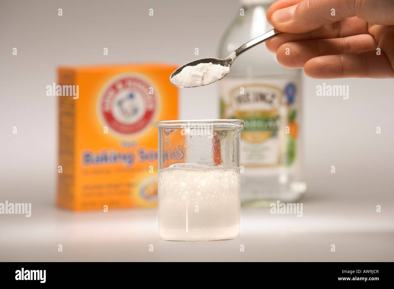 Reacción química del bicarbonato de soda (bicarbonato sódico) y el vinagre (ácido acético) Foto de stock
