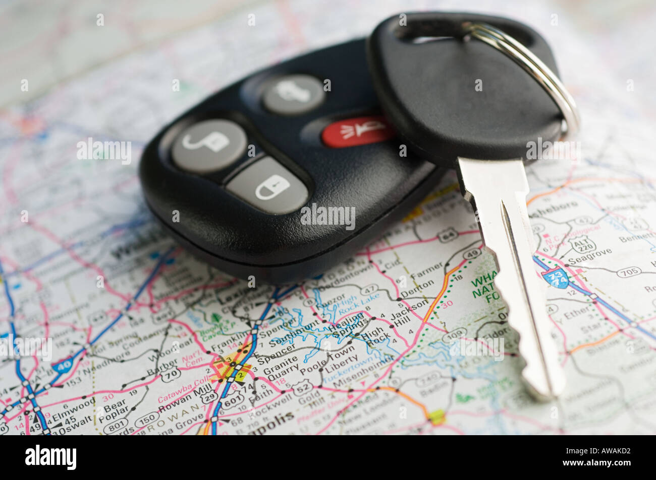 Acercamiento de las llaves del coche y mapa Fotografía de stock - Alamy
