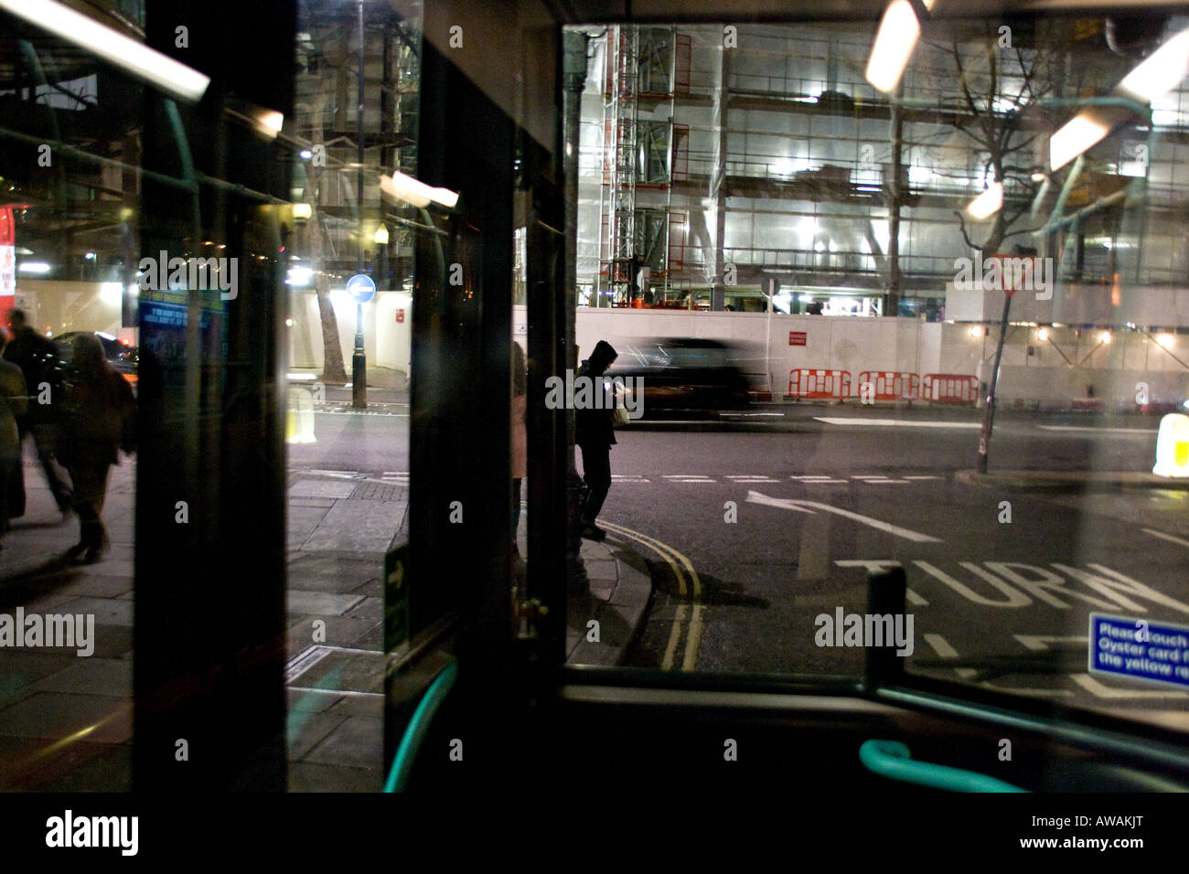 Aldwych, Londres, después de que los teatros se han convertido, desde un autobús Foto de stock