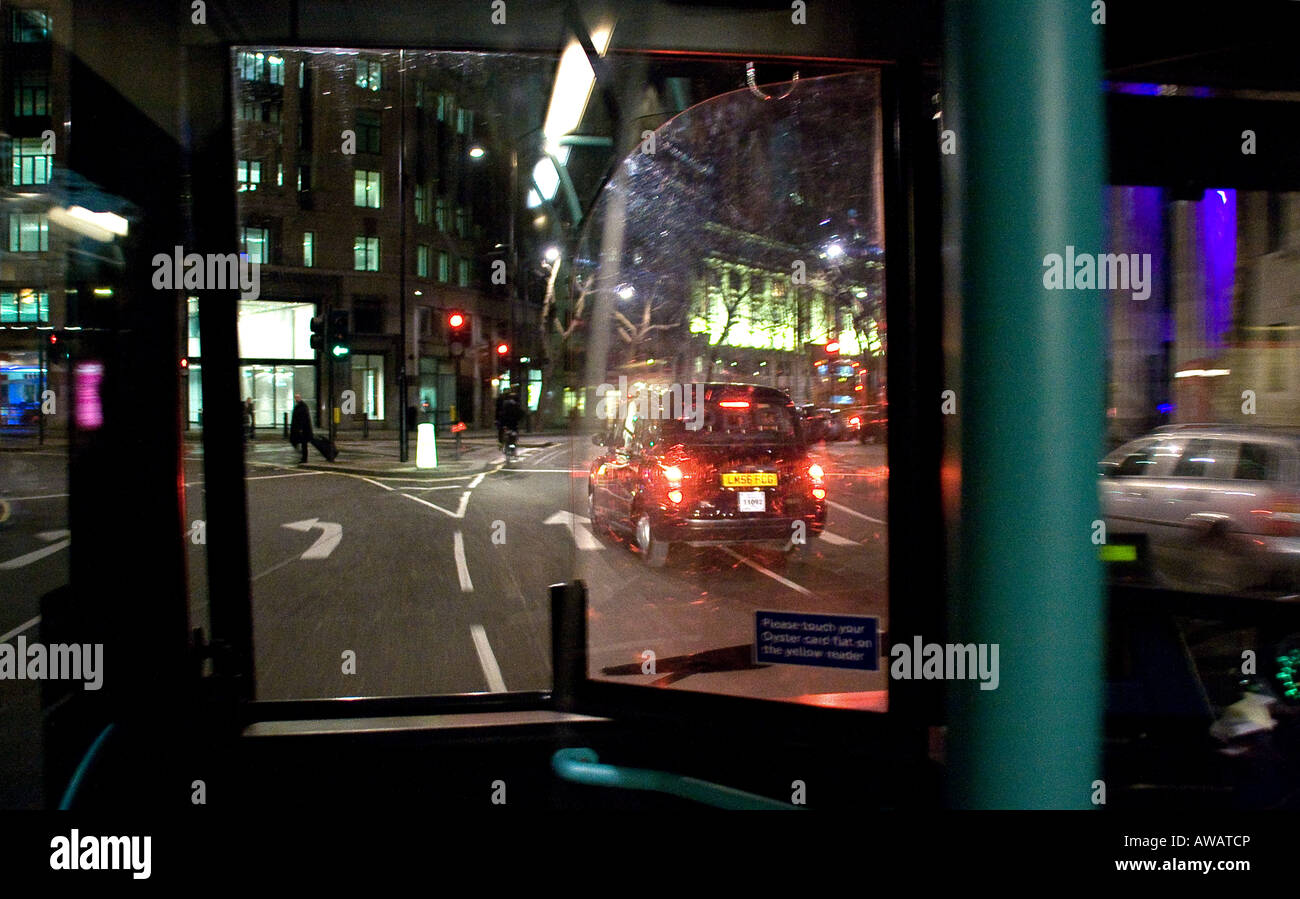 Un Londres taxi desde el interior de un autobús en movimiento, streetscene Foto de stock