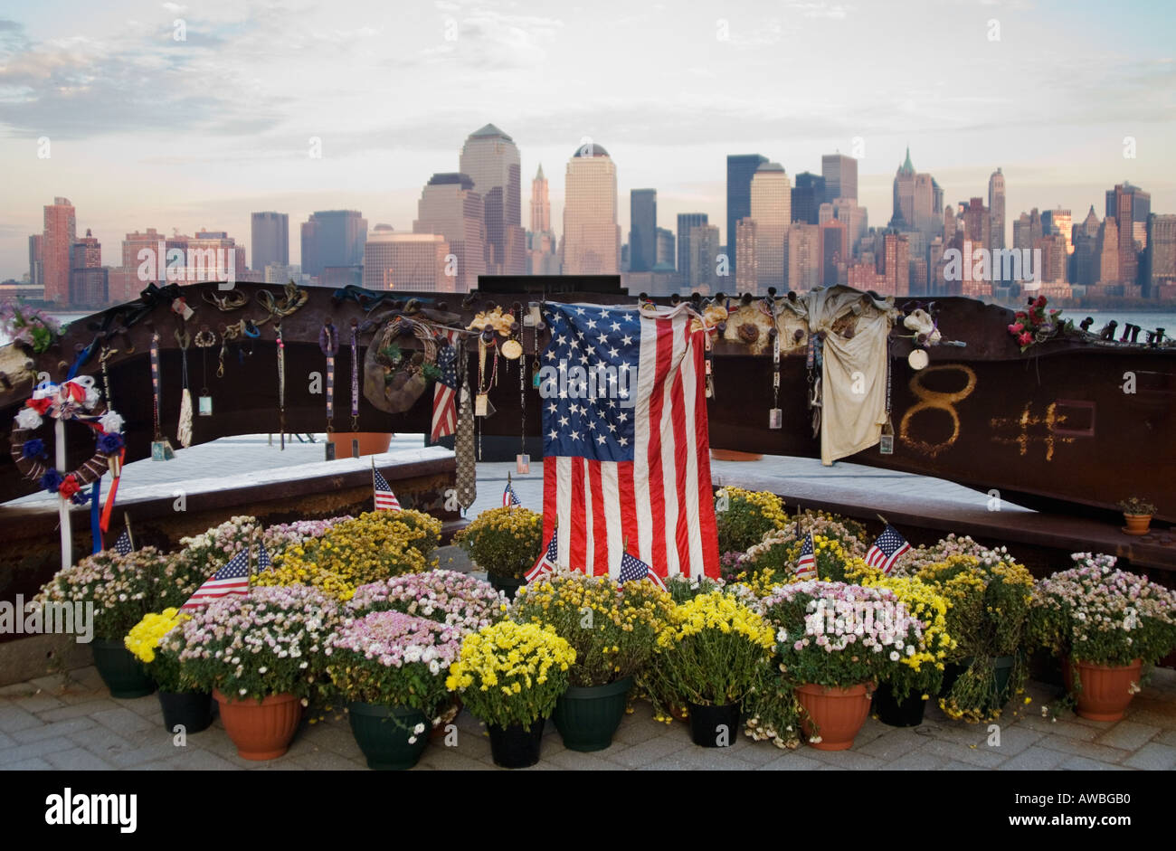 Horizonte de Nueva York con 9 11 memorial NY Foto de stock